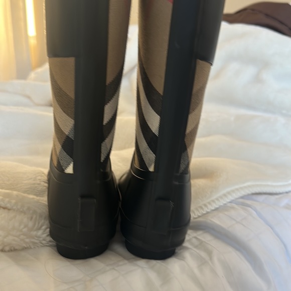 Burberry tall rain boot, size 6 / 36 - Picture 6 of 7
